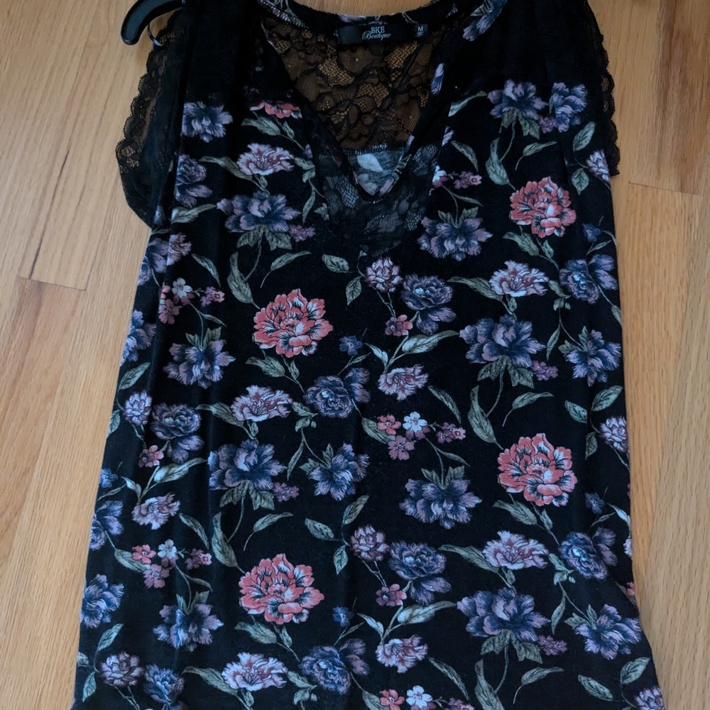 Like new bke tank with lace detail